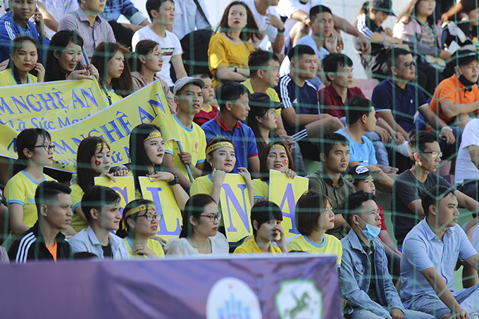 Các cổ động viên đội bóng Sông Lam Nghệ An đến cổ vũ cho đội nhà.