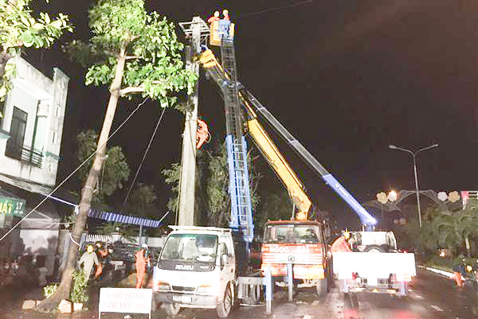 Lực lượng của PC Khánh Hòa giúp PC Bình Định khắc phục lưới điện. 