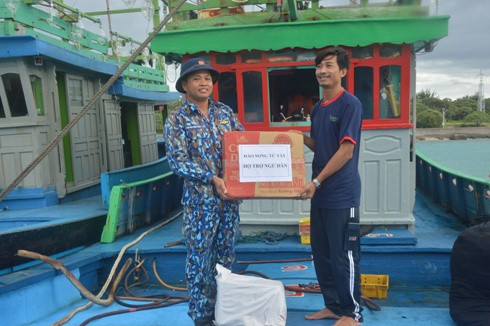 Đảo Song Tử Tây hỗ trợ lương thực cho ngư dân.