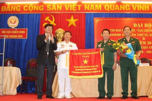 Ông Trần Mạnh Dũng (bên trái) trao Cờ thi đua UBND tỉnh tặng Hội CCB tỉnh.