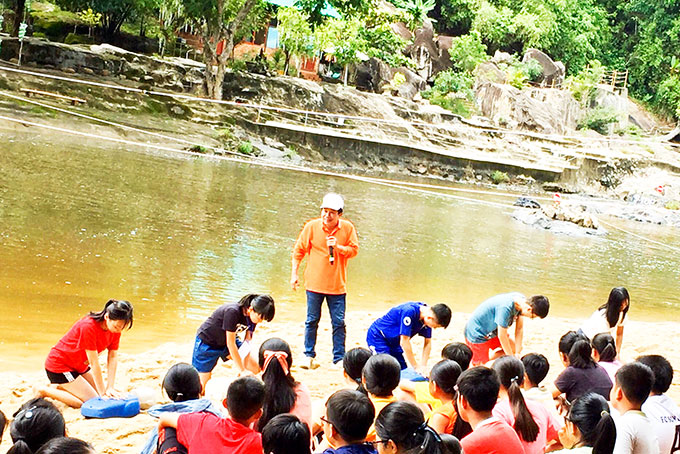 Tập huấn sơ cấp cứu đuối nước cho học sinh ở TP. Nha Trang. 