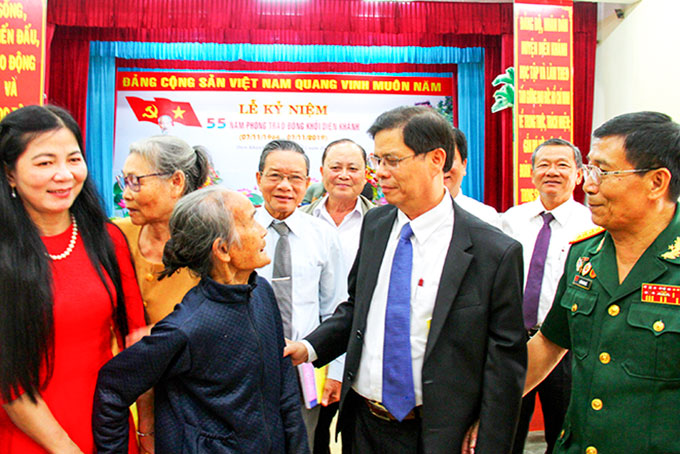 Ông Nguyễn Tấn Tuân trò chuyện với các nhân chứng tham gia phong trào Đồng khởi của huyện Diên Khánh.