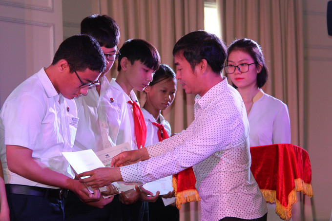 Lãnh đạo Công ty TNHH Sovico Khánh Hòa trao học bổng cho các học sinh