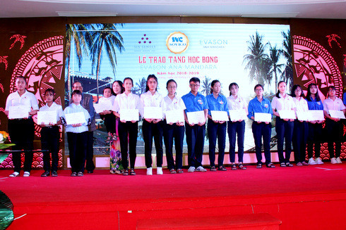 Lãnh đạo Công ty TNHH Sovico Khánh Hòa cùng đại biểu trao học bổng cho các em học sinh
