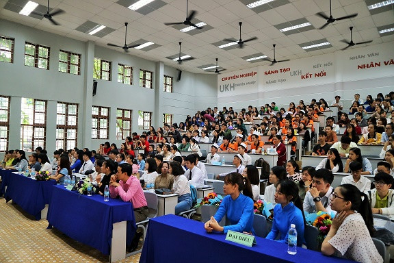 Đông đảo giảng viên, sinh viên theo dõi hội thi. 