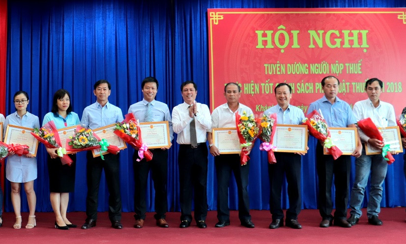 Ông Trần Minh Chiến - Phó Cục trưởng Cục Thuế tỉnh trao giấy khen cho các tổ chức, cá nhân. 
