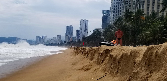 Sóng lớn đã tạo thành bức tường thành bằng cát cao hơn 1 mét trên chạy dài bãi biển đường Trần Phú