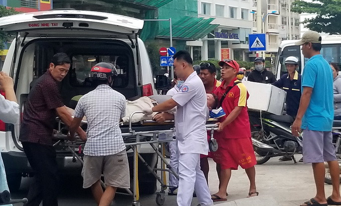 Một du khách người Nga chuẩn bị xuống biển tắm đã bất ngờ bị đột quỵ, được đưa đi cấp cứu tại Bệnh viện đa khoa tỉnh Khánh Hòa