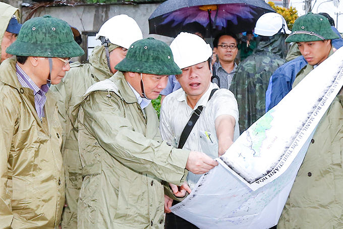 Đồng chí Bí thư kiểm tra phương án ứng phó chi tiết trên sa đồ của phường Ninh Hải khi xảy ra bão, mưa lớn.