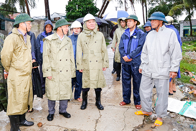 Ông Nguyễn Khắc Định trao đổi với người dân và chính quyền phường Ninh Hải về công tác di dời dân