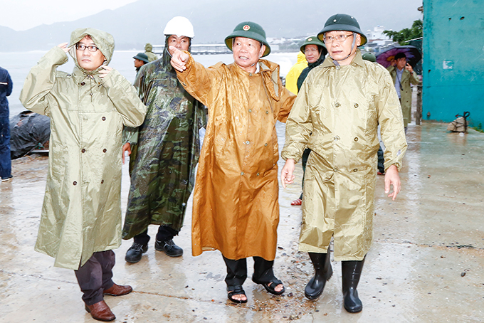 Lãnh đạo huyện Vạn Ninh trao đổi với lãnh đạo tỉnh về tình hình ứng phó tại xã Đại Lãnh