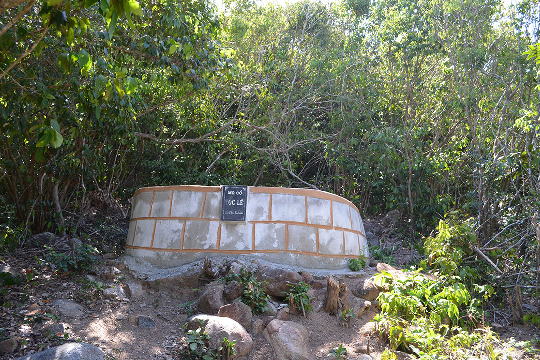 Ngôi mộ cổ ven đường của tộc Lê Bích Đầm.