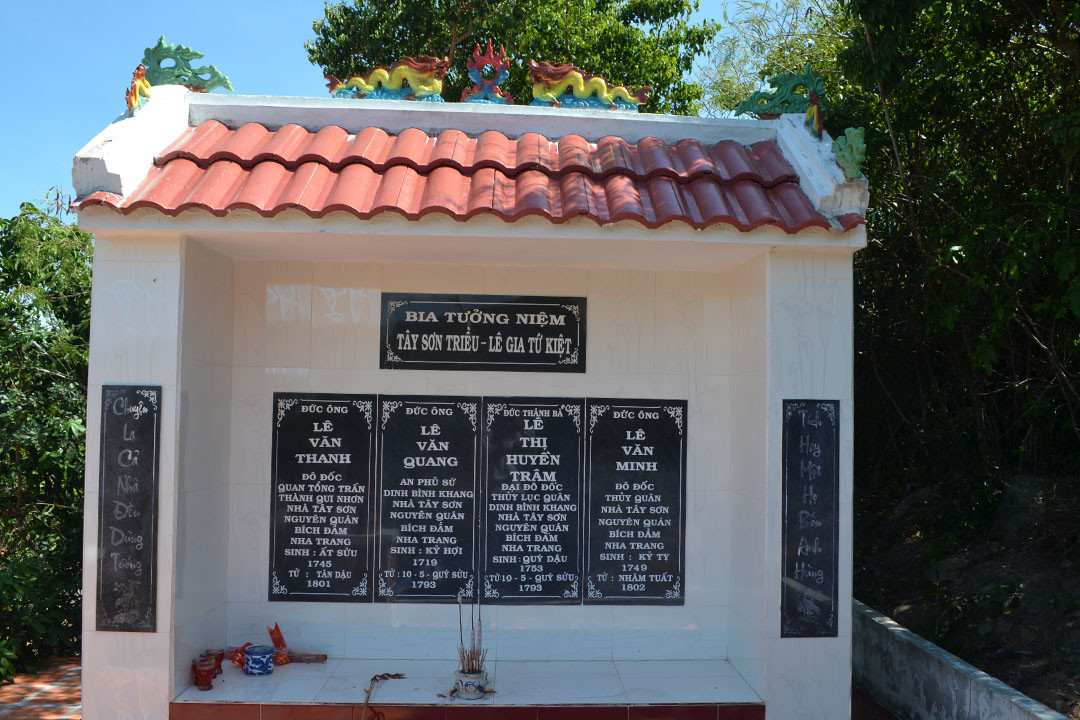 Bia tưởng niệm Tây Sơn Triều – Lê Gia Tứ Kiệt.