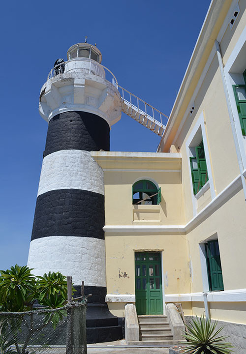 Phần tháp đèn cao 16m, có 2 màu sơn chính là trắng và đen; đèn của ngọn hải đăng có thể vươn xa đến 26 hải lý (tương đương hơn 47km).