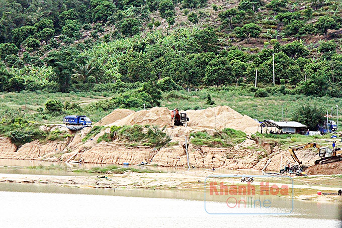  Khai thác cát diễn ra rầm rộ tại hồ Cam Ranh.
