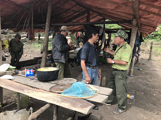 Đoàn Kiểm tra tiếp cận gia đình ông Tráng Văn Minh (ở huyện Quang Bình, tỉnh Hà Giang) vào Bến Lễ để tuyên truyền, vận động rời khỏi rừng