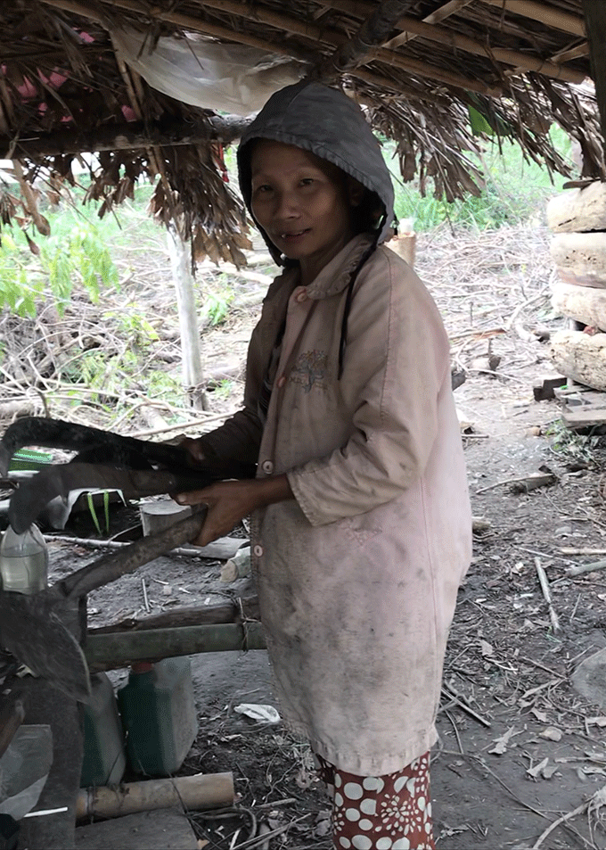 Bà Đặng Thị Miền – người dân tộc Dao là mẹ vợ Tráng Văn Min thu dọn nông cụ