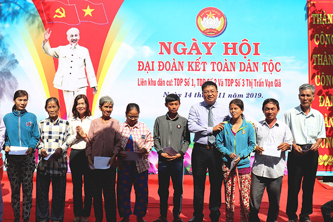 Lãnh đạo UBMTTQ Việt Nam tỉnh và huyện Vạn Ninh  trao quà cho hộ nghèo.