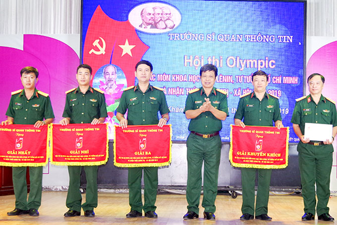 Đại tá Tống Hùng Dũng - Chính ủy nhà trường  trao giải cho các đội thi.