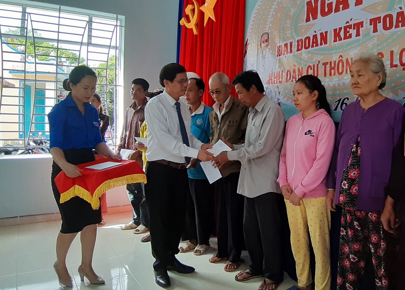 Ông Nguyễn Tấn Tuân trao quà cho các hộ nghèo
