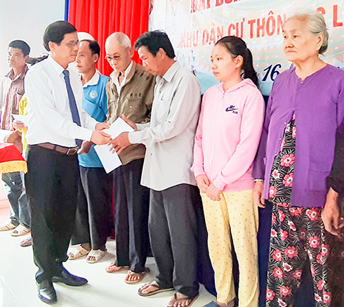 Đồng chí Nguyễn Tấn Tuân - Phó Bí thư Thường trực Tỉnh ủy,  Chủ tịch HĐND tỉnh trao quà cho các hộ nghèo. 