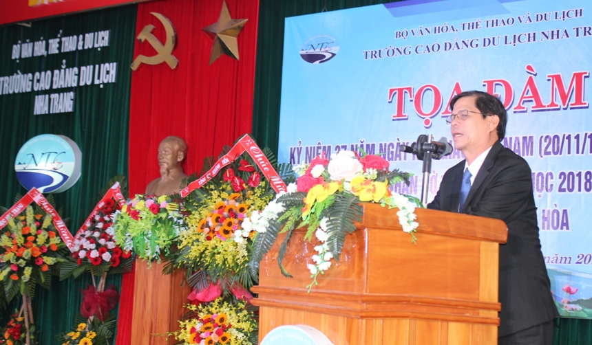 Ông Nguyễn Tấn Tuân phát biểu chúc mừng các nhà giáo tại Trường Cao đẳng Du lịch Nha Trang.