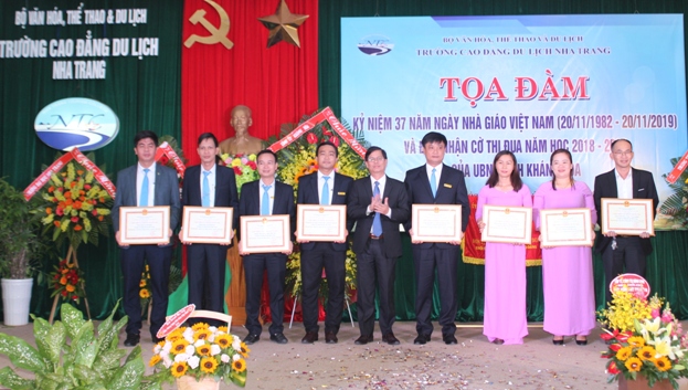 Ông Nguyễn Tấn Tuân trao bằng khen của Bộ Văn hóa – Thể thao và Du lịch cho những tập thể xuất sắc.