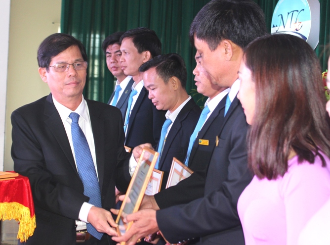 Ông Nguyễn Tấn Tuân trao bằng khen của Bộ Văn hóa – Thể thao và Du lịch cho những tập thể xuất sắc.