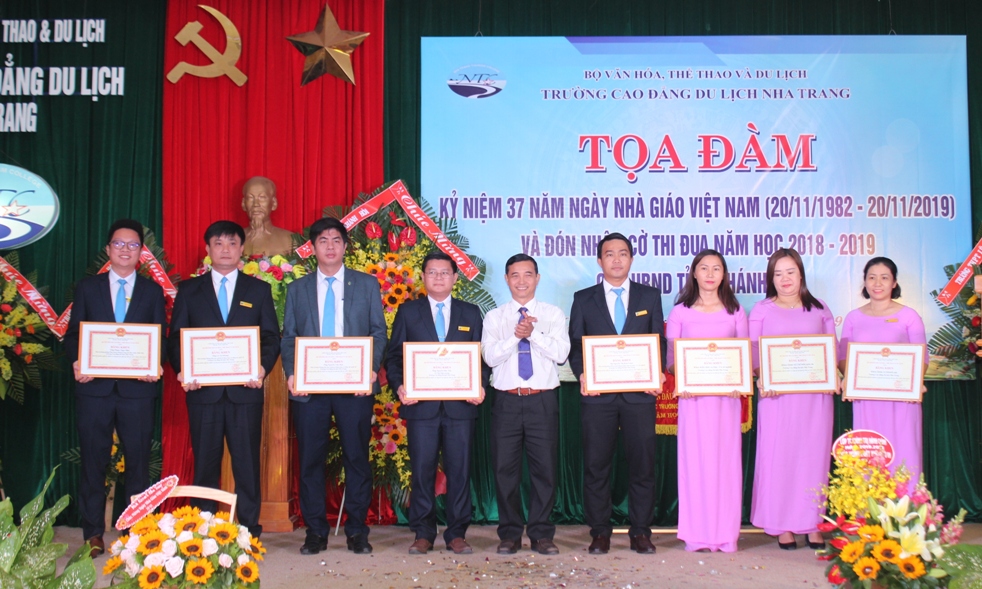 Đại diện Ban thi đua khen thưởng tỉnh Khánh Hòa trao bằng khen cho những cá nhân có thành tích xuất sắc.
