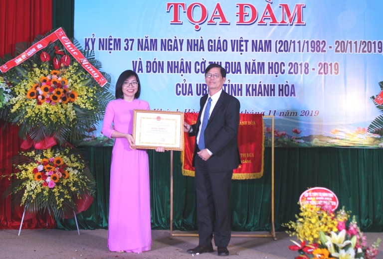 Ông Nguyễn Tấn Tuân trao bằng khen của UBND tỉnh Khánh Hòa cho 1 cá nhân có thành tích xuất sắc.