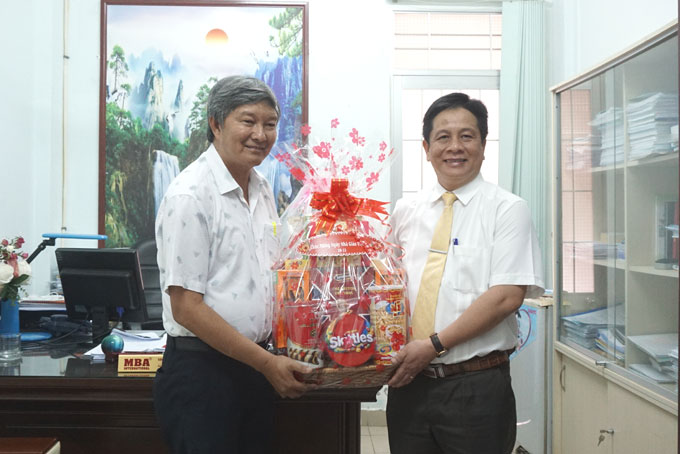 Ông Hồ Văn Mừng tặng quà cho Sở Giáo dục và Đào tạo.