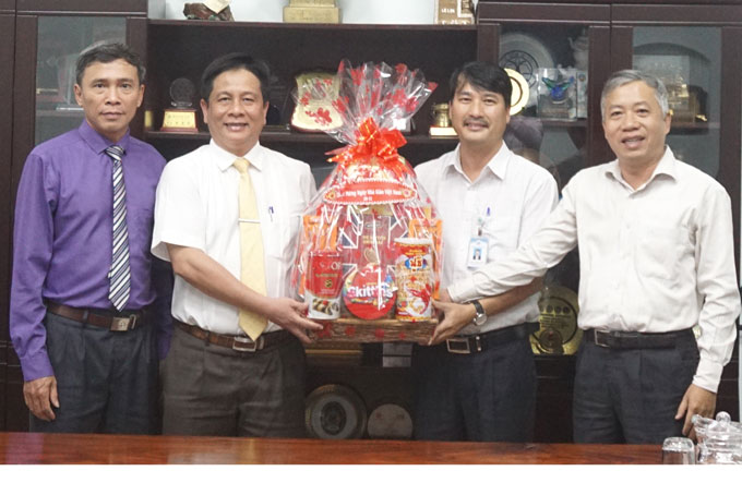 Ông Hồ Văn Mừng tặng quà cho Trường Đại học Nha Trang.