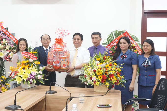 Ông Hồ Văn Mừng tặng quà cho Trường Đại học Khánh Hòa. 