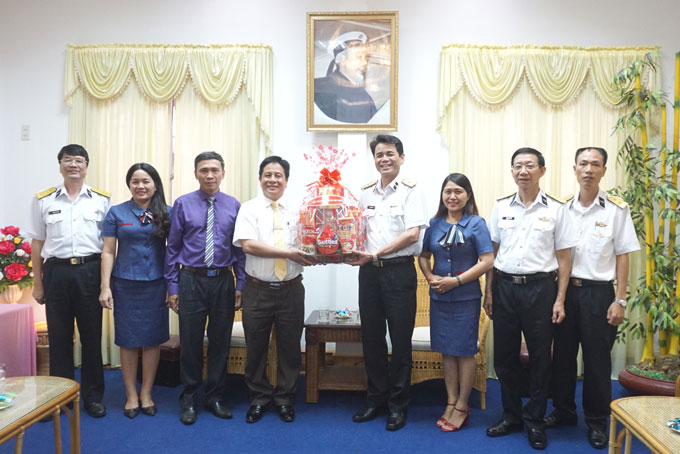 Ông Hồ Văn Mừng tặng quà cho Học viện Hải quân. 