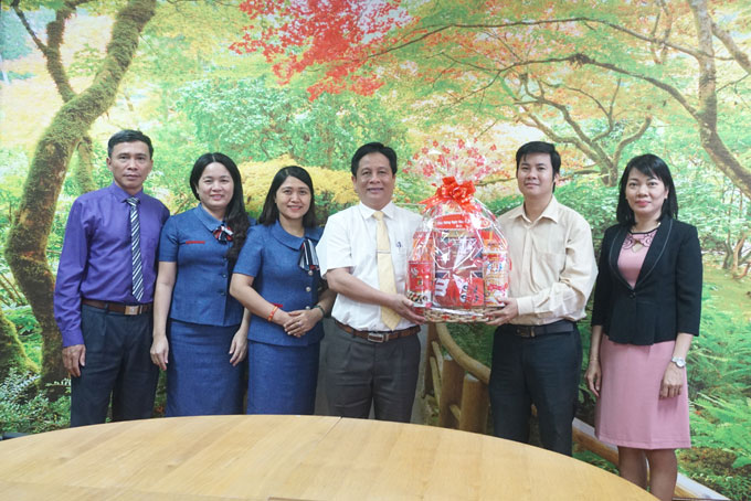 Ông Hồ Văn Mừng tặng quà cho Trường Chính trị tỉnh.