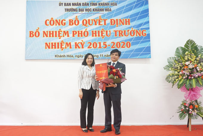 Bà Trần Thu Mai trao quyết định và tặng hoa chúc mừng ông Phan Phiến.