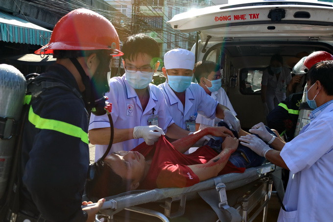 Một nạn nhân được đưa lên xe cấp cứu, chở đến bệnh viện chữa trị
