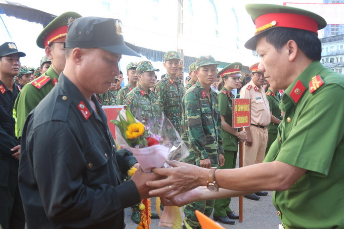 Đại tá Nguyễn Đức Dũng, Phó Giám đốc Công an tỉnh Khánh Hòa tặng họa, cờ lưu niệm cho các đơn vị tham gia diễn tập