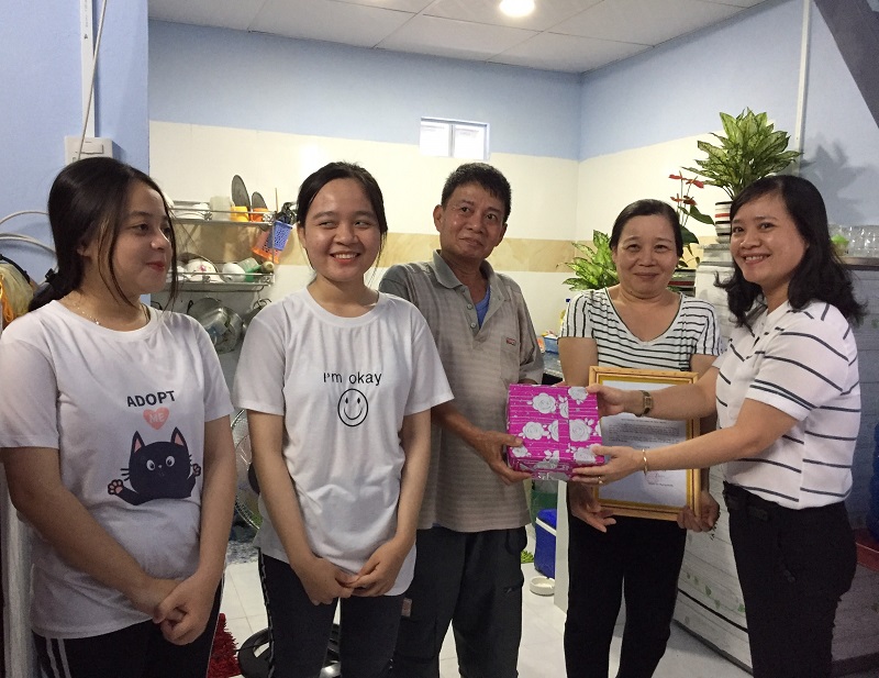 Lãnh đạo Hội LHPN TP. Nha Trang trao quyết định bàn giao nhà và quà tặng cho gia đình bà Lang 