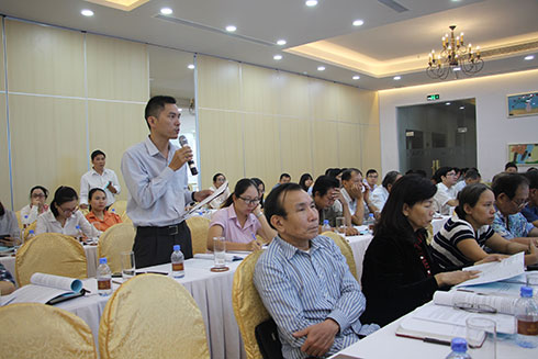 Một đại biểu UBND huyện Khánh Vĩnh phát biểu. 