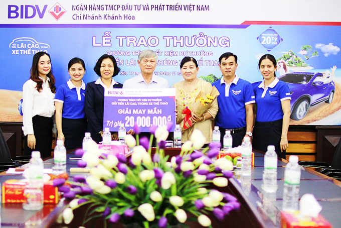 Lãnh đạo BIDV Khánh Hòa trao thưởng cho khách hàng. 