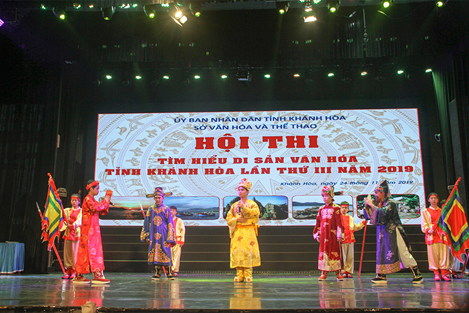 Các thí sinh Trường THCS Nguyễn Hiền thể hiện màn chào hỏi thông qua câu chuyện về thân thế, sự nghiệp của Trạng nguyên Nguyễn Hiền. 