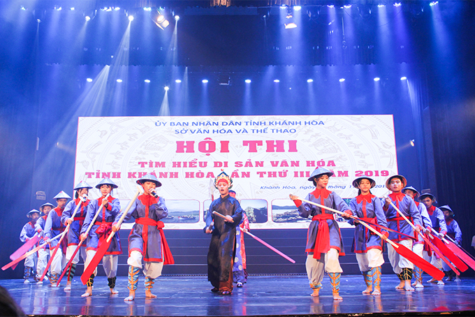 Trong phần thi Tài năng, đội Trường THCS Nguyễn Hiền đã thể hiện màn diễn xướng dân gian Hò bá trạo. 