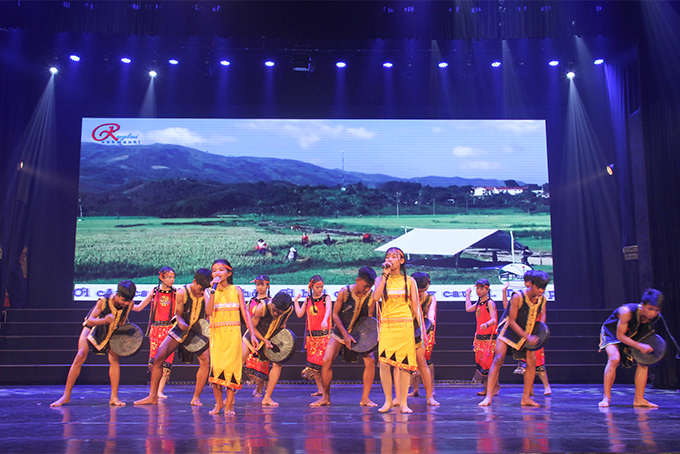 Các thí sinh của đội Trường Phổ thông Dân tộc nội trú huyện Khánh Sơn thể hiện tài năng qua làn điệu dân ca Raglai kết hợp đánh mã la. 