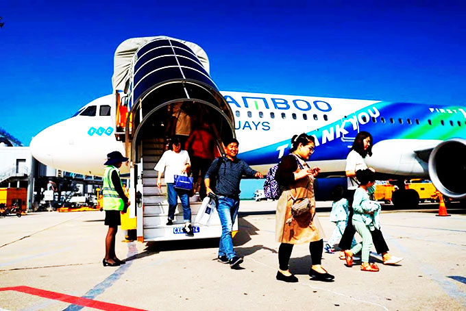 Khách du lịch Hàn Quốc đến Cam Ranh bằng máy bay của Bamboo Airways.