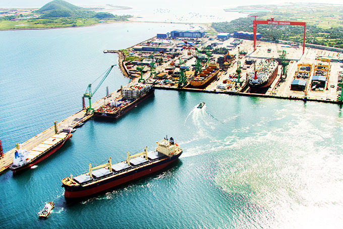 zzNhà máy Tàu biển Hyundai Vinashin đang hoạt động khá hiệu quả ở Khu kinh tế Vân Phong