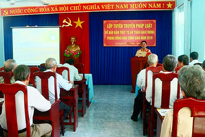 Tuyên truyền luật giao thông đường bộ cho đồng bào công giáo