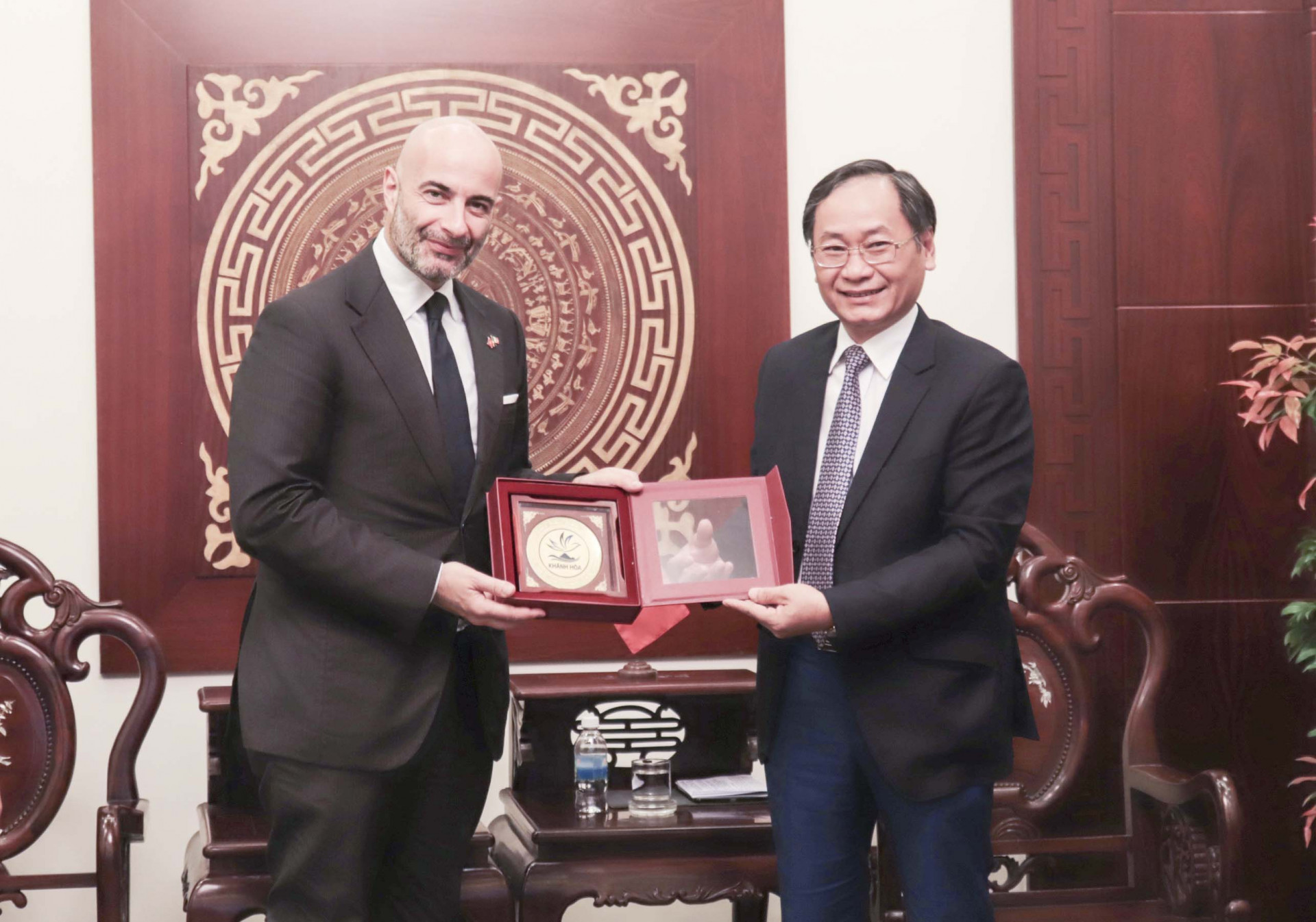 Ông Nguyễn Đắc Tài tặng quà lưu niệm cho ngài Tổng Lãnh sự Ý tại TP. Hồ Chí Minh.