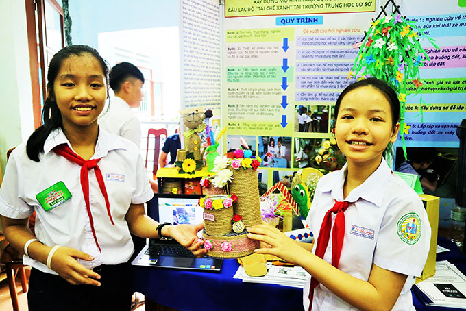 Hai em Nguyễn Khánh Huyền và Đỗ Nguyễn Bảo Minh - Trường THCS Võ Thị Sáu  với các sản phẩm “tái chế xanh”.