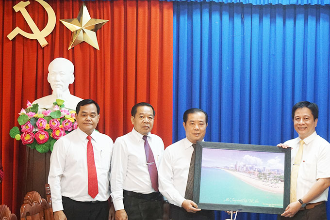 Ông Hồ Văn Mừng tặng quà lưu niệm cho đoàn công tác.